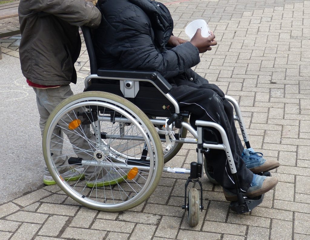 hombre en silla de ruedas para post sobre la ley de dependencia en cataluña