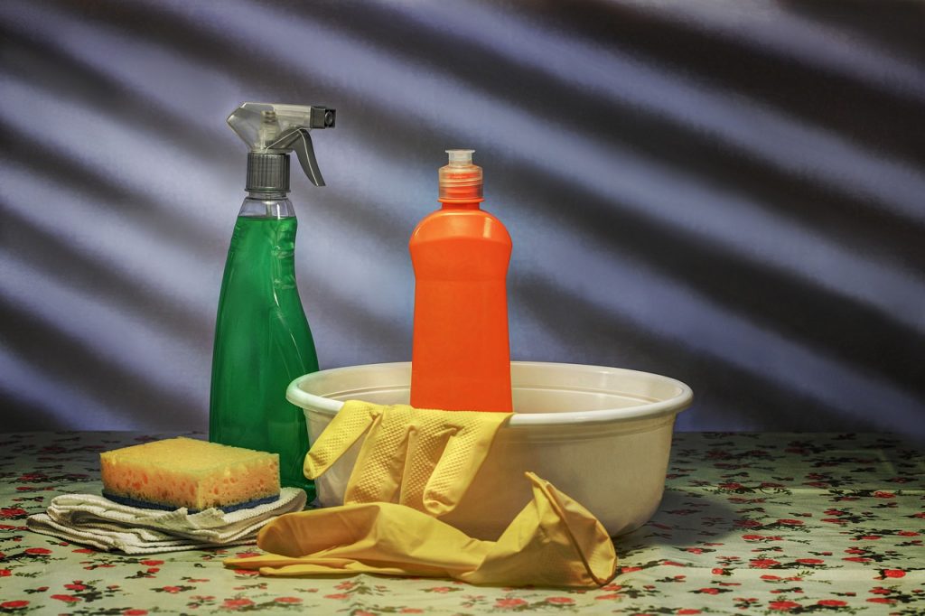 utensilios de limpieza -contratar una empleada de hogar