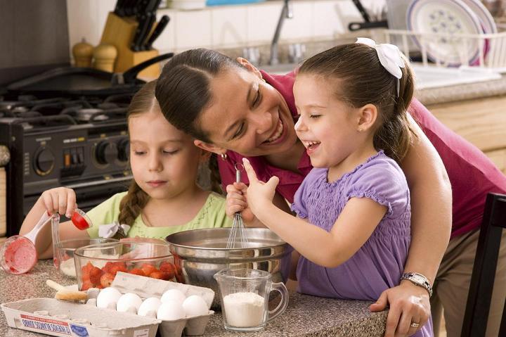 empleada interna cuidando niños en cocina
