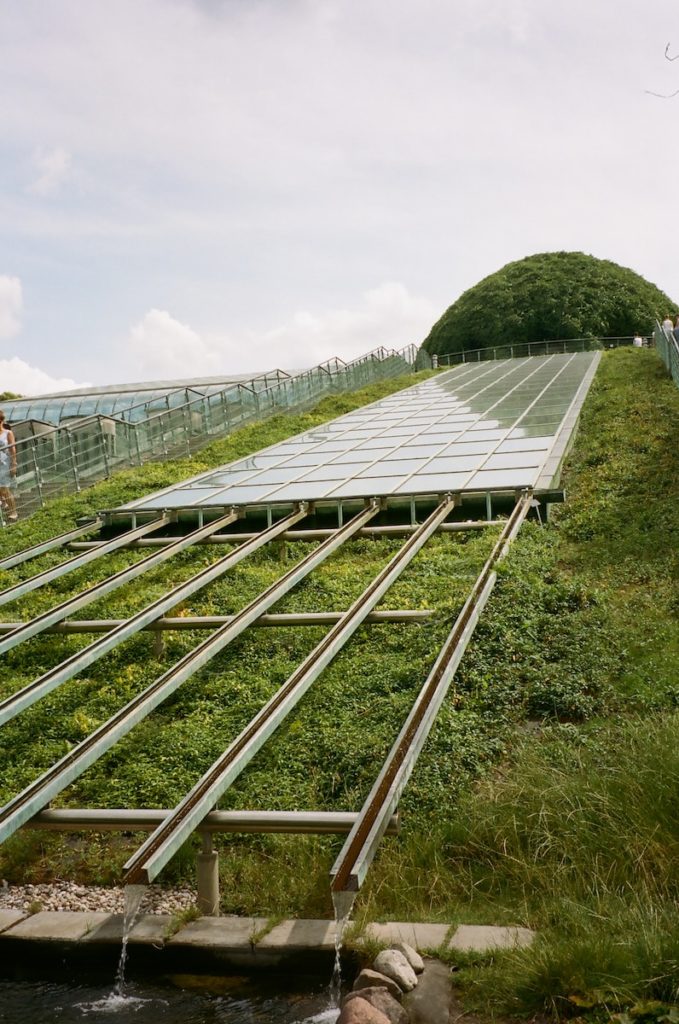 hilera de paneles solares sobre un huerto