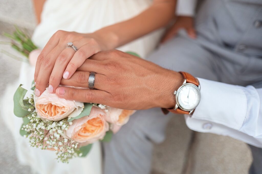 fotografia de boda, manos con anillos.