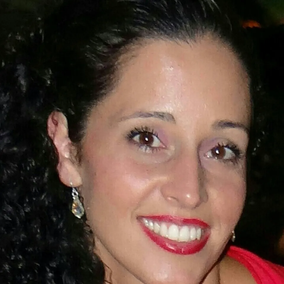 Carmen Dolores  R.
