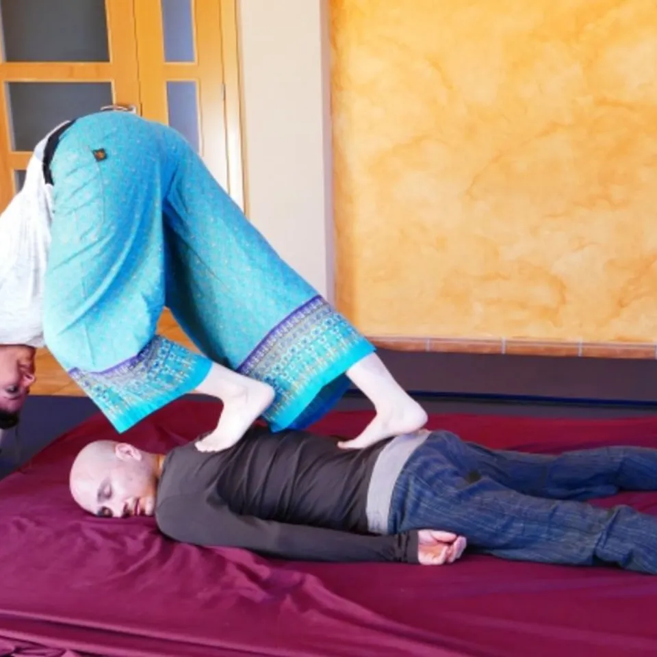Alivia tu espalda con Masaje Tailandés Terapéutico
