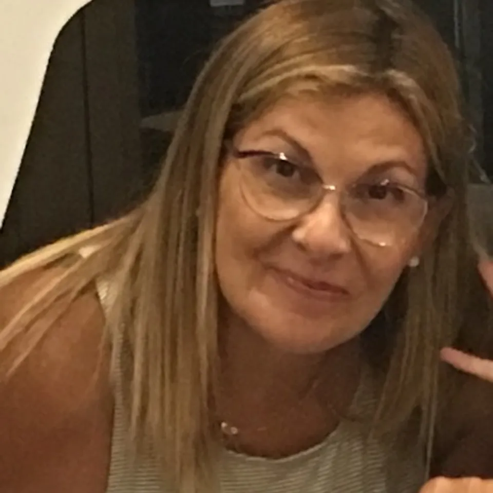 Maria Victoria F.