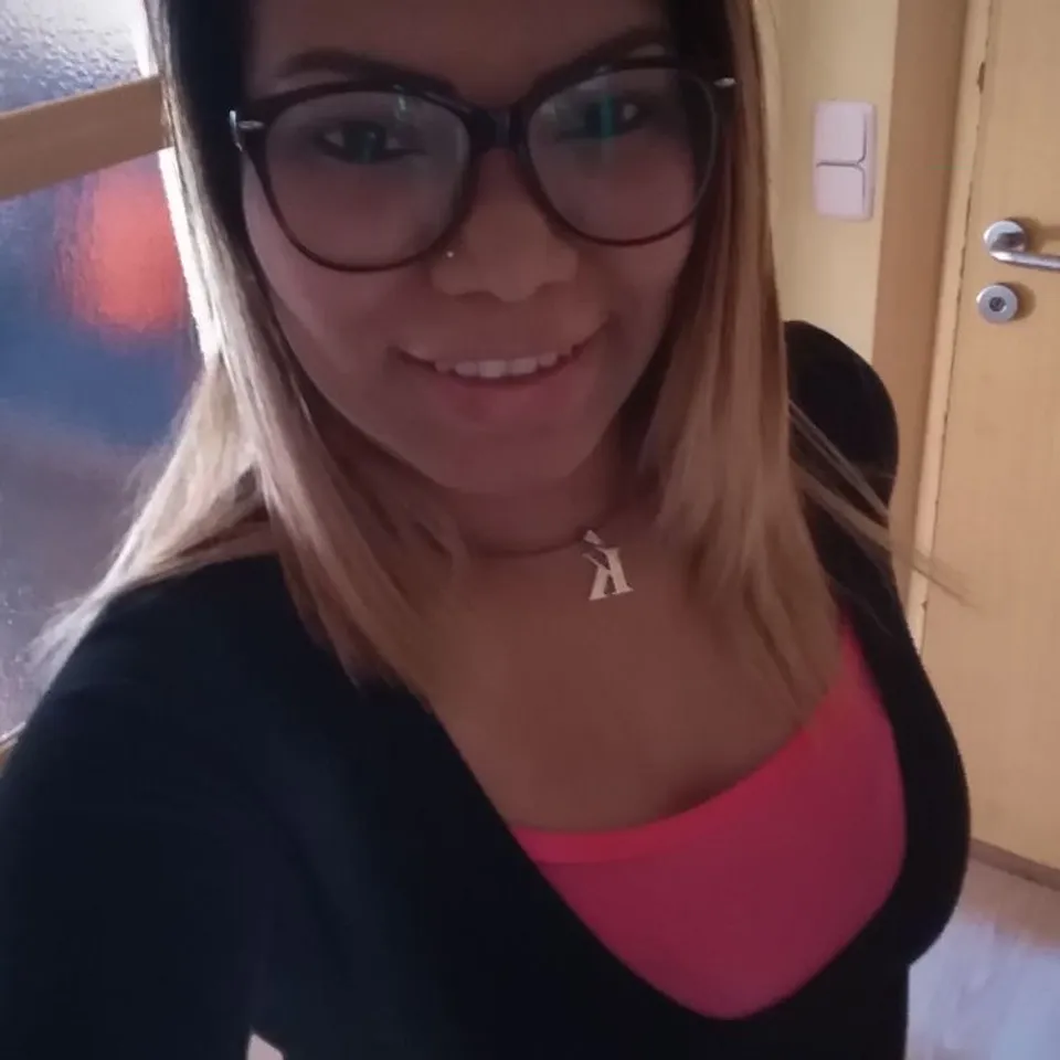 Chica venezolana ofrece sus servicios como empleada de hogar