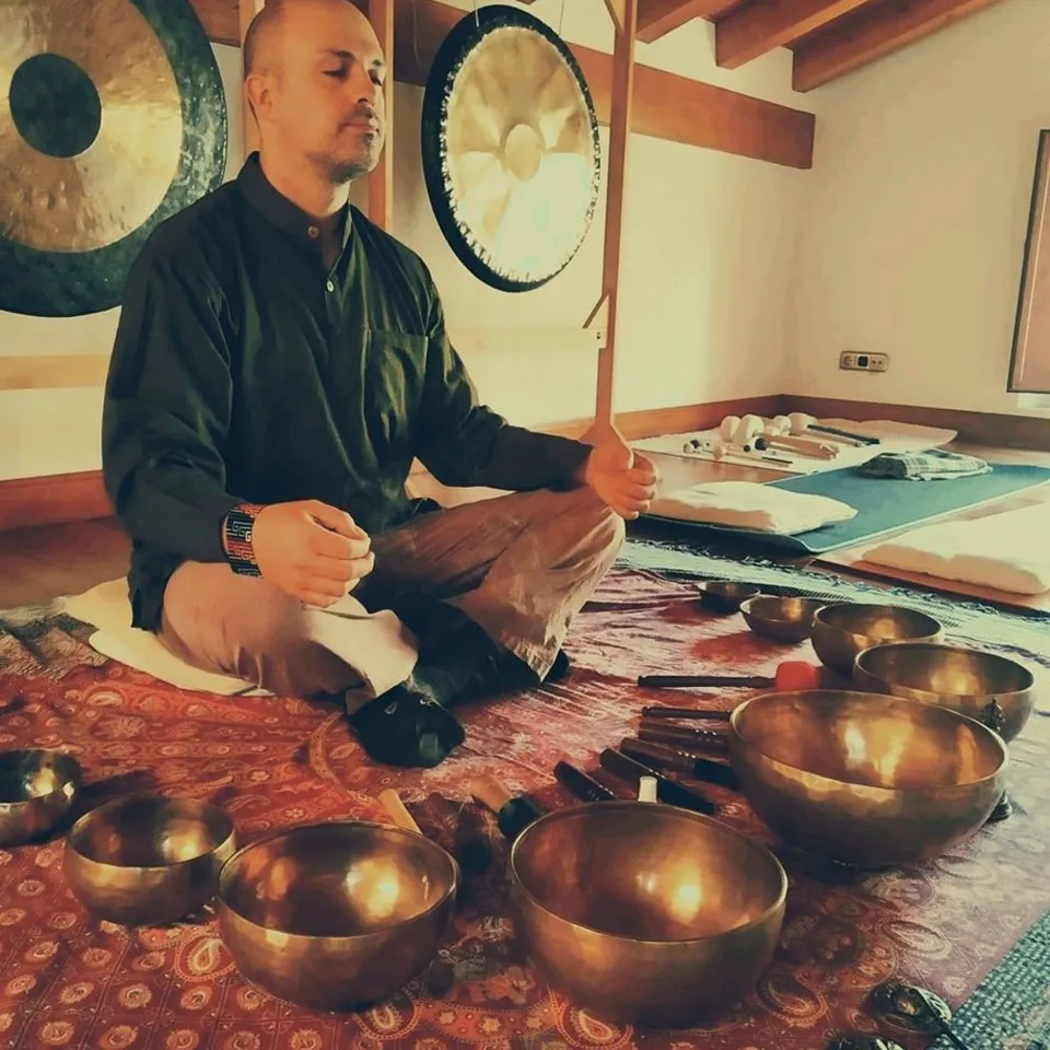 Masajista con Cuencos tibetanos y voz armonica